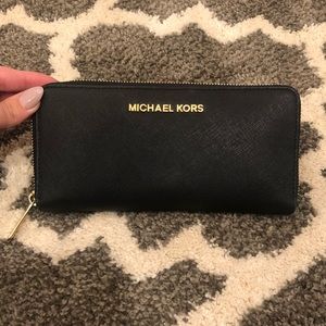 Michael Kors Zipper Wallet